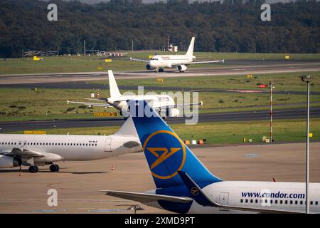 Aéroport de Duesseldorf, avions Eurowings sur la voie de circulation et la piste, avions Condor en position de stationnement, Rhénanie du Nord-Westphalie, Allemagne Banque D'Images