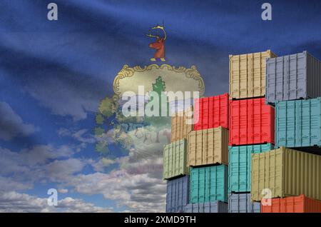 Vermont drapeau de l'État américain et grande pile de conteneurs de fret maritime dans les docks avec fond de ciel en gros plan Banque D'Images