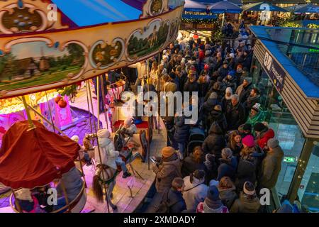 Manège historique tiré par des chevaux au marché de Noël sur le Heumarkt dans la vieille ville de Cologne, cathédrale de Cologne, shopping le dimanche dans la ville de Cologne Banque D'Images