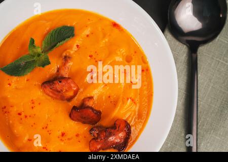 Gros plan : soupe de purée de citrouille avec chanterelle, serviette verte et cuillère. Photo de haute qualité Banque D'Images