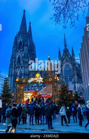 Marché de Noël à Roncalli Platz am Dom, dans le centre-ville de Cologne, shopping le dimanche dans le centre-ville de Cologne, 1er week-end de l'Avent, Nord Banque D'Images