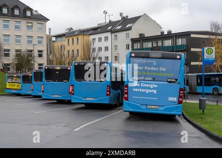 Parking bus, pendant les pauses, au-dessus de la gare routière centrale, bus WSW, à la gare principale, Wuppertal, Rhénanie du Nord-Westphalie, Allemagne Banque D'Images