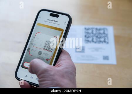 Image symbolique d'une ordonnance électronique, prescription délivrée par un médecin, avec code QR, est scannée à l'aide d'un téléphone portable et d'une application spéciale, le code est Banque D'Images