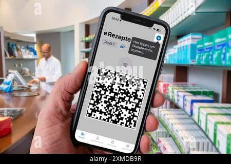 Image symbolique d'une ordonnance électronique, prescription délivrée par un médecin, avec code QR, est scannée à l'aide d'un téléphone portable et d'une application spéciale, le code est Banque D'Images