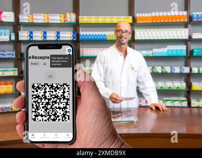 Image symbolique d'une ordonnance électronique, prescription délivrée par un médecin, avec code QR, est scannée à l'aide d'un téléphone portable et d'une application spéciale, le code est Banque D'Images