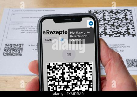 Image symbolique d'une ordonnance électronique, prescription délivrée par un médecin, avec code QR, est scannée à l'aide d'un téléphone portable et d'une application spéciale, le code est Banque D'Images