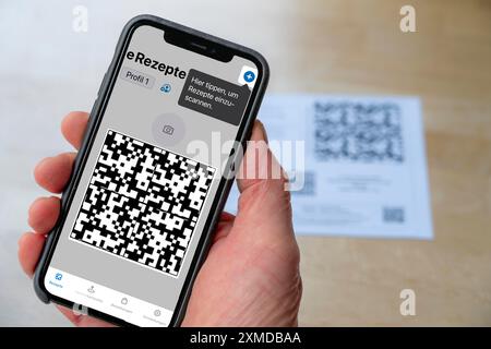 Image symbolique d'une ordonnance électronique, prescription délivrée par un médecin, avec code QR, est scannée à l'aide d'un téléphone portable et d'une application spéciale, le code est Banque D'Images