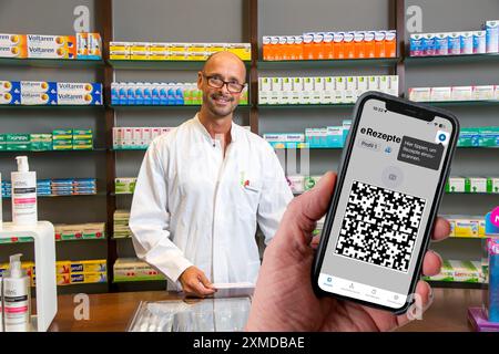 Image symbolique d'une ordonnance électronique, prescription délivrée par un médecin, avec code QR, est scannée à l'aide d'un téléphone portable et d'une application spéciale, le code est Banque D'Images