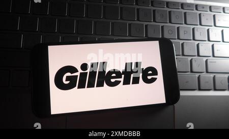 Chine. 27 juillet 2024. Dans cette illustration photo, le logo Gillette est affiché sur un smartphone avec un fond de clavier d'ordinateur portable. (Crédit image : © SERENE Lee/SOPA images via ZUMA Press Wire) USAGE ÉDITORIAL SEULEMENT! Non destiné à UN USAGE commercial ! Banque D'Images