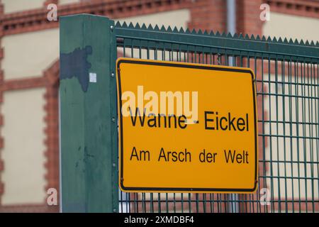 Panneau sur un bâtiment, Wanne-Eickel am Arsch der Welt, appartient à la ville de Herne, région de la Ruhr, Rhénanie du Nord-Westphalie, Allemagne Banque D'Images