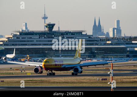 DHL Airbus A330-243F, avion cargo atterrissant à l'aéroport de Cologne-Bonn, Rhénanie du Nord-Westphalie, Allemagne Banque D'Images