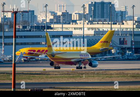 DHL Airbus A330-243F, avion cargo atterrissant à l'aéroport de Cologne-Bonn, Rhénanie du Nord-Westphalie, Allemagne Banque D'Images