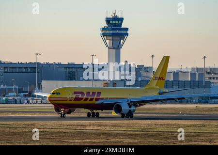 DHL Airbus A330-243F, avion cargo atterrissant à l'aéroport de Cologne-Bonn, Rhénanie du Nord-Westphalie, Allemagne Banque D'Images
