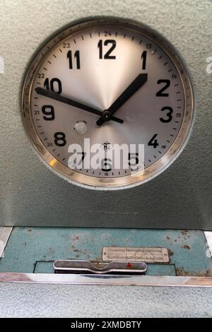 Horloge mécanique, enregistrement analogique du temps de travail, image symbolique Banque D'Images