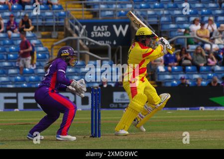 Leeds, 26 juillet 2024. Bryony Smith battant pour les femmes Trent Rockets contre les femmes Northern Superchargers dans la centaine à Headingley. Le gardien de guichet est Bess Heath. Crédit : Colin Edwards Banque D'Images