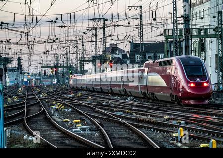 Train Eurostar en route pour Bruxelles, gare centrale de Cologne, voies du côté ouest, lignes aériennes, signaux, points, lignes ferroviaires, Cologne, Nord Banque D'Images