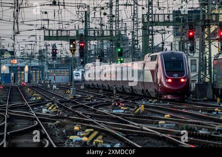 Train Eurostar en route pour Bruxelles, gare centrale de Cologne, voies du côté ouest, lignes aériennes, signaux, points, lignes ferroviaires, Cologne, Nord Banque D'Images