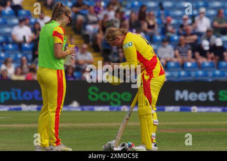 Leeds, 26 juillet 2024. Bryony Smith battant pour Trent Rockets prend une pause à la chute d'un guichet contre les femmes Northern Superchargers dans les cent à Headingley. Crédit : Colin Edwards Banque D'Images