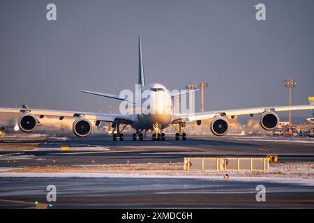 Lufthansa Boeing 747-8, Brandenburg, sur la voie de circulation vers la piste ouest, Frankfurt Airport FRA, Fraport, en hiver, Hesse, Allemagne Banque D'Images