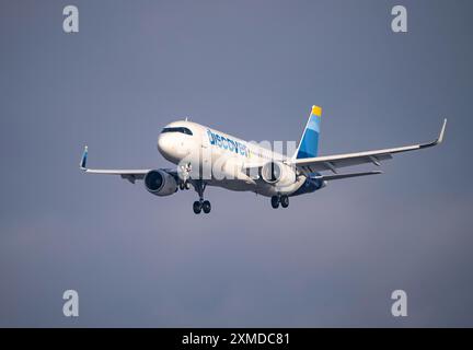 Découvrez l'Airbus A320-200, à l'approche de l'aéroport FRA de Francfort, Fraport, en hiver, Hesse, Allemagne Banque D'Images