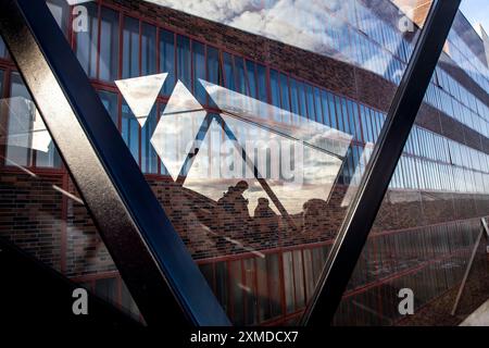 La mine de charbon de Zollverein, site classé au patrimoine mondial, escalator menant au musée de la Ruhr dans l'ancienne usine de lavage du charbon Banque D'Images