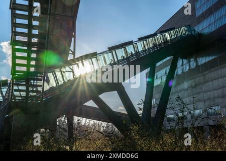 La mine de charbon de Zollverein, classée au patrimoine mondial, escalator menant au musée de la Ruhr dans l'ancienne usine de lavage du charbon, Essen Banque D'Images