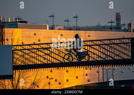 Cycliste sur un pont sur Segerothstrasse, à Essen, derrière le centre commercial Limbecker Platz Banque D'Images