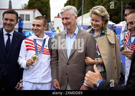 Paris, France. 27 juillet 2024. Le président de l'UCI David Lappartient, le médaillé d'or belge Remco Evenepoel, le roi Philippe - Filip de Belgique et la reine Mathilde de Belgique posent après l'épreuve du contre-la-montre masculin aux Jeux Olympiques de Paris 2024, le samedi 27 juillet 2024 à Paris, France . Les Jeux de la XXXIIIe Olympiade se déroulent à Paris du 26 juillet au 11 août. La délégation belge compte 165 athlètes dans 21 sports. BELGA PHOTO JASPER JACOBS crédit : Belga News Agency/Alamy Live News Banque D'Images