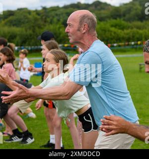 Damerham, Fordingbridge, Hampshire, Angleterre, Royaume-Uni, 27 juillet 2024. Les concurrents de la compétition de lancer et de prendre des œufs crus se préparent à recevoir à la foire et à l'horticulture de Damerham Village. Crédit : Paul Biggins/Alamy Live News Banque D'Images