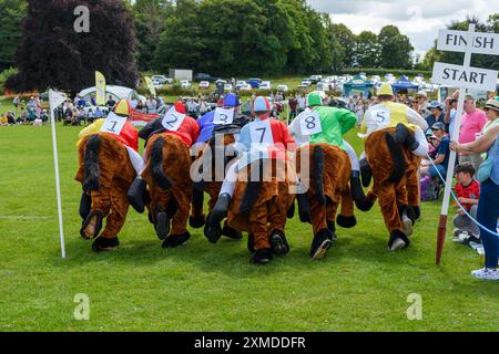 Damerham, Fordingbridge, Hampshire, Angleterre, Royaume-Uni, 27 juillet 2024. Les concurrents de la course hippique Damerham Derby ont quitté la ligne de départ du Damerham Village Fair and Horticultural Show. Crédit : Paul Biggins/Alamy Live News Banque D'Images