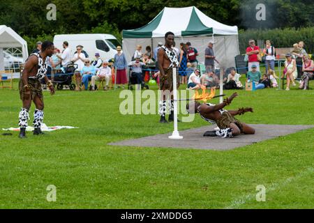 Damerham, Fordingbridge, Hampshire, Angleterre, Royaume-Uni, 27 juillet 2024. L'équipe acrobatique des Black Eagles effectue une danse limbo devant la foule à la foire et au spectacle horticole de Damerham Village. Crédit : Paul Biggins/Alamy Live News Banque D'Images