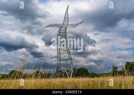 Emscherkunst, œuvre d'art Zauberlehrling du groupe d'artistes berlinois Inges Idee, un pylône électrique apparemment dansant, haut de 35 mètres, dans un pré proche Banque D'Images