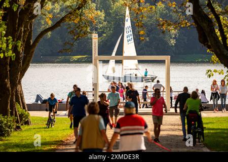 Promenade sur le lac Baldeney, jetée pour les navires de la flotte Blanche, lido, voiliers sur le lac, un réservoir de la Ruhr, à Essen Nord Banque D'Images