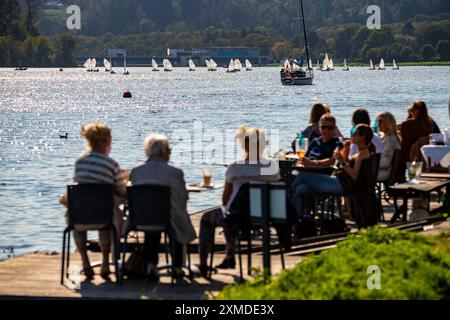 Lac Baldeney à Essen, réservoir de la Ruhr, bateaux à voile, terrasse de café sur le rivage, Essen, Rhénanie du Nord-Westphalie, Allemagne Banque D'Images