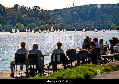 Lac Baldeney à Essen, réservoir de la Ruhr, bateaux à voile, terrasse de café sur le rivage, Essen, Rhénanie du Nord-Westphalie, Allemagne Banque D'Images