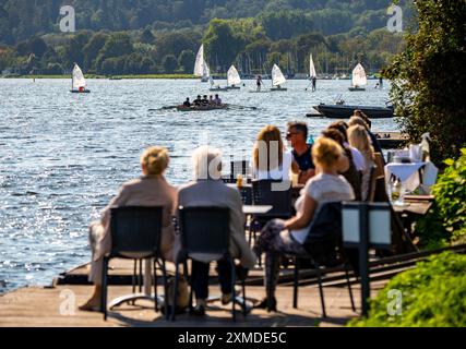 Lac Baldeney à Essen, réservoir de la Ruhr, bateaux à voile, terrasse de café sur le rivage, Essen, Rhénanie du Nord-Westphalie, Allemagne Banque D'Images