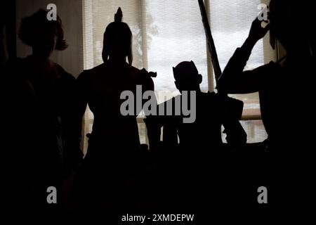 Katmandou, Népal. 27 juillet 2024. Les gens habillés de personnages de cinéma se préparent dans les coulisses avant une représentation le dernier jour de la Mela Créateur de l'ambassade des États-Unis à Katmandou. (Photo de Skanda Gautam/SOPA images/SIPA USA) crédit : SIPA USA/Alamy Live News Banque D'Images