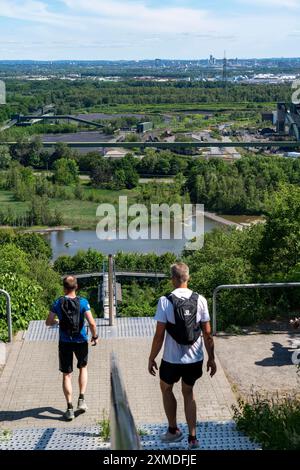 Descente, montée par les escaliers jusqu'au slagheap à la Beckstrasse, Tetraeder slagheap, vue sur la cokerie Prosper, randonneur, marcheur, Bottrop, Allemagne Banque D'Images