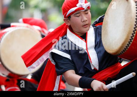 Tokyo, Japon. 27 juillet 2024. Les danseurs de l'EISA se produisent pendant le 21e Festival EISA de Shinjuku, 22 troupes de danse de l'EISA (794 participants) se produisent dans les rues près de la gare de Shinjuku frappant des tambours taiko portables alors qu'ils se déplacent à travers la foule. L'EISA est une danse bon originaire d'Okinawa pour souhaiter la santé, la sécurité et la prospérité et prier pour le repos des esprits. (Crédit image : © Rodrigo Reyes Marin/ZUMA Press Wire) USAGE ÉDITORIAL SEULEMENT! Non destiné à UN USAGE commercial ! Banque D'Images