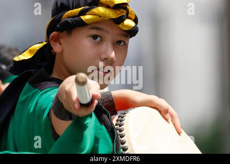 Tokyo, Japon. 27 juillet 2024. Un danseur de l'EISA se produit pendant le 21. Festival EISA de Shinjuku 2024 à Tokyo. Cette année, 22 troupes de danse de l’EISA (794 participants) se sont produites dans les rues près de la gare de Shinjuku en frappant des tambours taiko portables alors qu’ils se déplaçaient dans la foule. L'EISA est une danse bon originaire d'Okinawa pour souhaiter la santé, la sécurité et la prospérité et prier pour le repos des esprits. (Crédit image : © Rodrigo Reyes Marin/ZUMA Press Wire) USAGE ÉDITORIAL SEULEMENT! Non destiné à UN USAGE commercial ! Banque D'Images