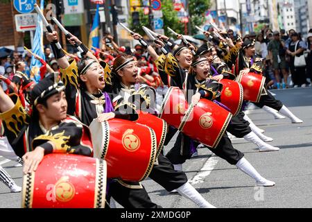 Tokyo, Japon. 27 juillet 2024. Les danseurs de l'EISA se produisent pendant le 21. Festival EISA de Shinjuku 2024 à Tokyo. Cette année, 22 troupes de danse de l’EISA (794 participants) se sont produites dans les rues près de la gare de Shinjuku en frappant des tambours taiko portables alors qu’ils se déplaçaient dans la foule. L'EISA est une danse bon originaire d'Okinawa pour souhaiter la santé, la sécurité et la prospérité et prier pour le repos des esprits. (Crédit image : © Rodrigo Reyes Marin/ZUMA Press Wire) USAGE ÉDITORIAL SEULEMENT! Non destiné à UN USAGE commercial ! Banque D'Images