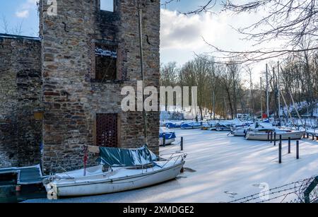 Hiver, paysage enneigé, lac Baldeney, Haus Scheppen, port de voilier, des EFKV Essener Fahrtensegler- und Kanuverein, voiliers gelés, Essen Banque D'Images