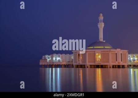 Vue de nuit de la mosquée Al Rahmah (mosquée flottante) à Djeddah Banque D'Images