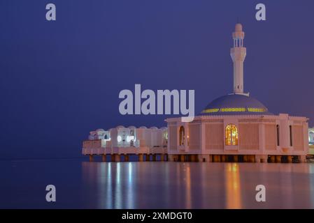 Vue de nuit de la mosquée Al Rahmah (mosquée flottante) à Djeddah Banque D'Images