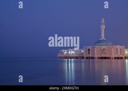 Vue de nuit de la mosquée Al Rahmah (mosquée flottante) à Djeddah Banque D'Images