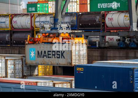 Port de Duisburg Ruhrort, conteneur cargo en cours de chargement et déchargement à DeCeTe, Duisburg Container terminal, Duisport, Duisburger Hafen AG Banque D'Images