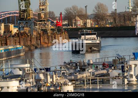 Pétrolier néerlandais Endeavour, en route vers le port de Rotterdam, pétroliers, pétroliers pour liquides, produits chimiques, produits pétroliers bruts, couché dans le port Banque D'Images