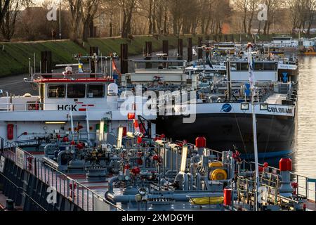 Pétroliers, pétroliers pour liquides, produits chimiques, produits pétroliers, amarrés dans le canal portuaire, du port de Duisburg-Ruhrort, au quai, Duisburg Banque D'Images