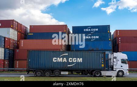 Chargement de conteneurs dans le port de Duisburg, Logport, dit, Duisburg intermodal terminal, Duisburg-Rheinhausen, Rhénanie du Nord-Westphalie, Allemagne Banque D'Images