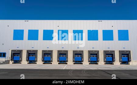 Nouvelle construction d'un hall logistique à Duisburg-Wanheim, partie du site Logport 2, encore inutilisé, site logistique moderne, Duisburg Nord Banque D'Images